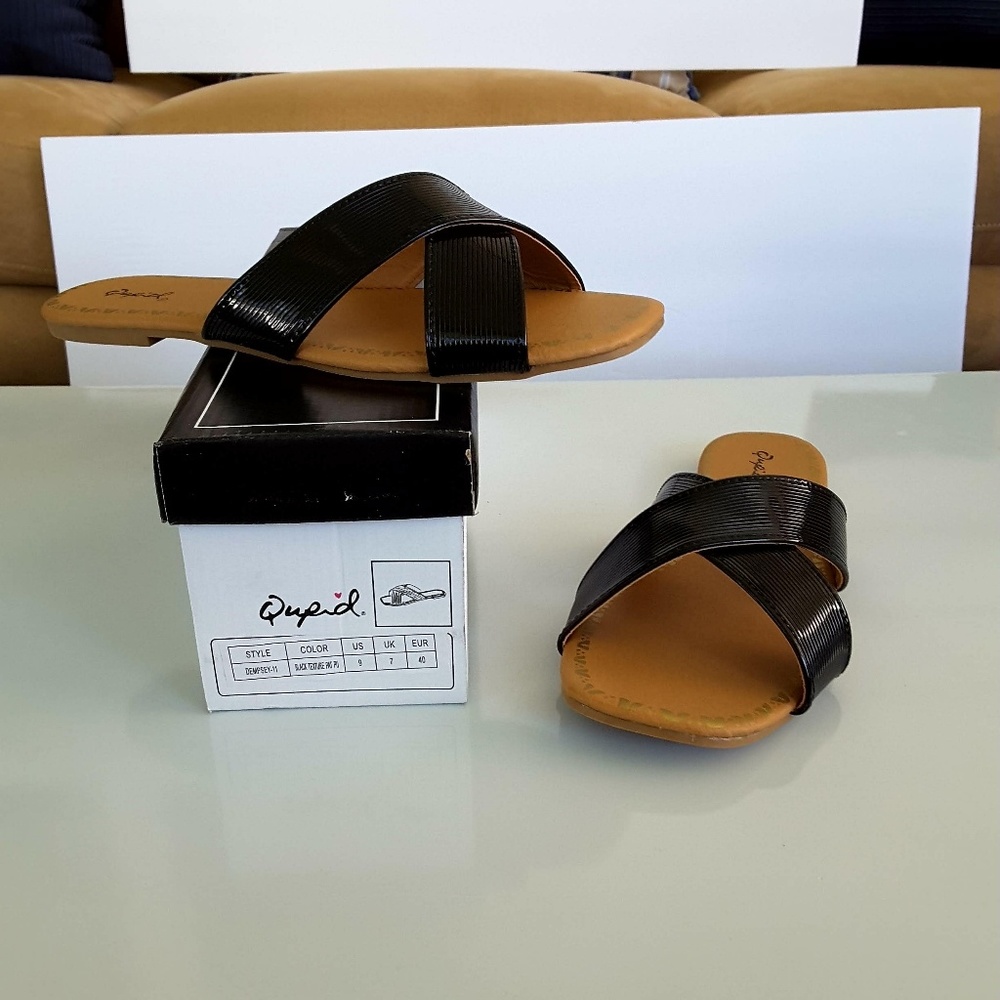 Cross strap textured slide sandal - Picture 3 of 8